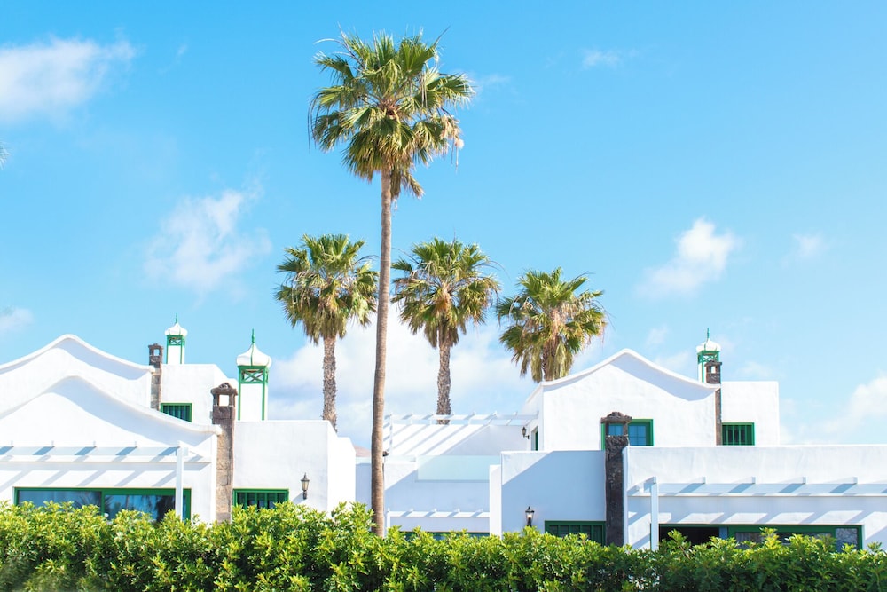 Hyde Park Lane — Hotel building in Puerto del Carmen, Canary Islands
