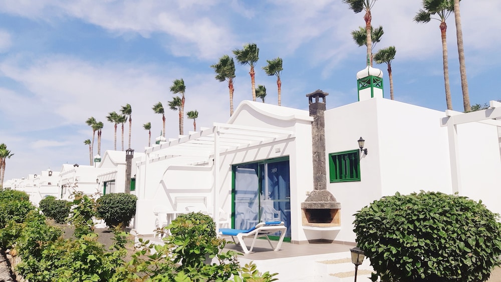 Hyde Park Lane — Hotel building in Puerto del Carmen, Canary Islands