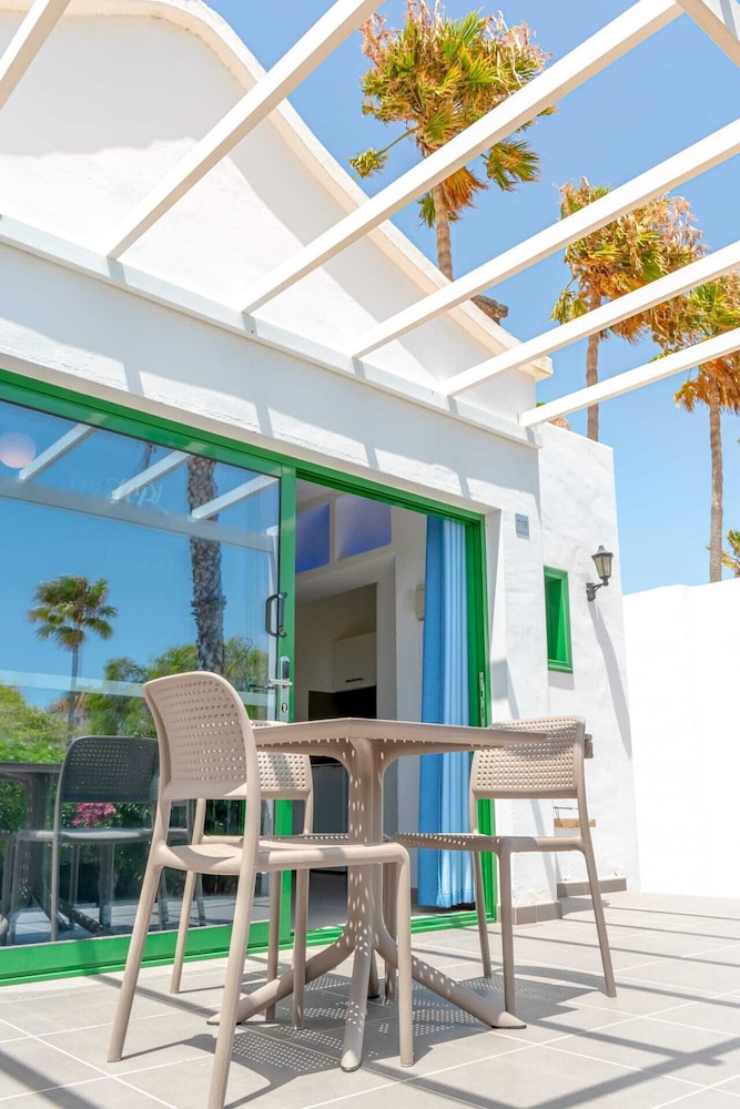 Hyde Park Lane — Hotel building in Puerto del Carmen, Canary Islands