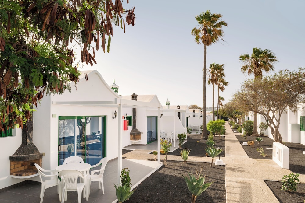 Hyde Park Lane — Hotel building in Puerto del Carmen, Canary Islands