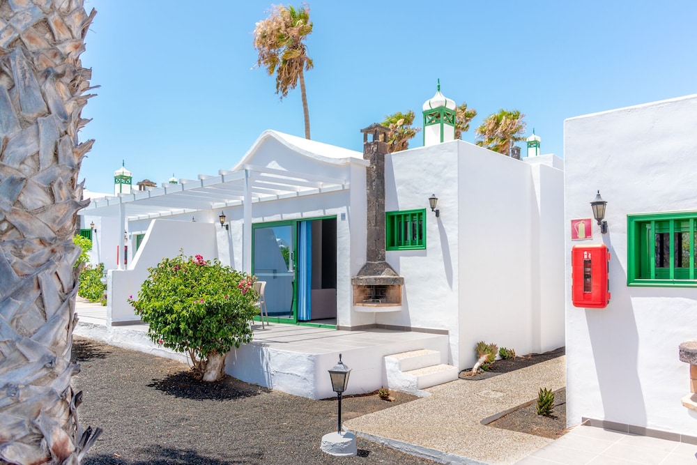 Hyde Park Lane — Hotel building in Puerto del Carmen, Canary Islands