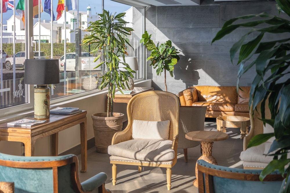 Hyde Park Lane — Hotel building in Puerto del Carmen, Canary Islands