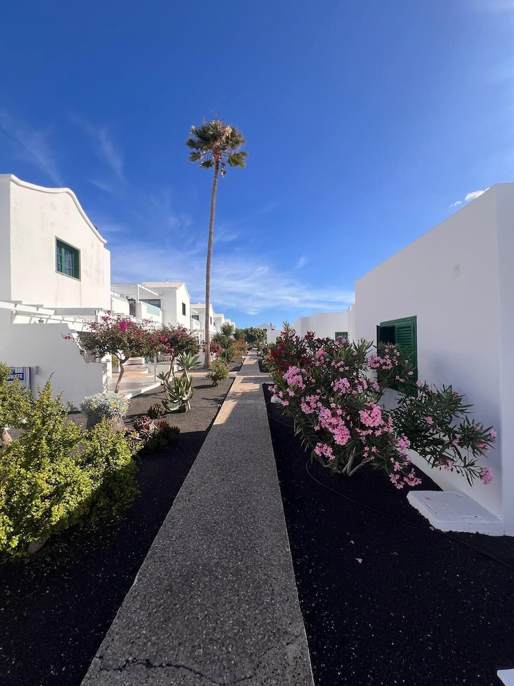 Hyde Park Lane — Hotel building in Puerto del Carmen, Canary Islands