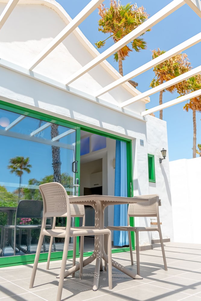 Hyde Park Lane — Hotel building in Puerto del Carmen, Canary Islands