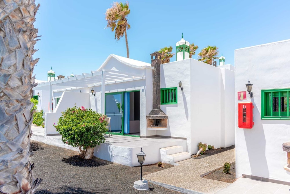 Hyde Park Lane — Hotel building in Puerto del Carmen, Canary Islands