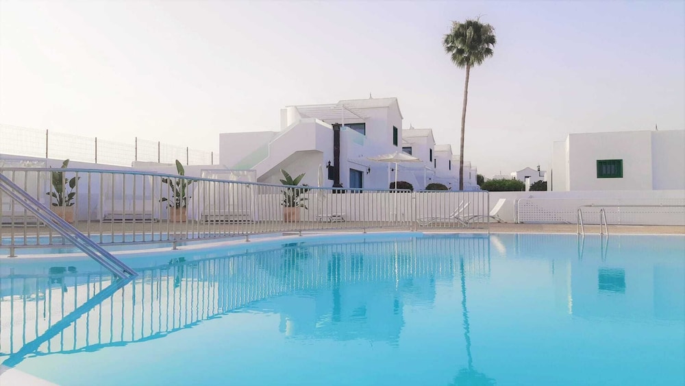 Hyde Park Lane — Swimming pool in Puerto del Carmen, Canary Islands