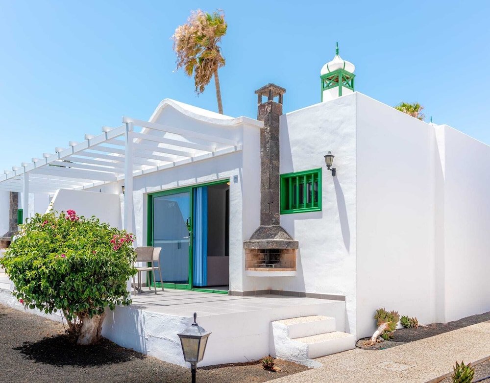 Hyde Park Lane — Hotel building in Puerto del Carmen, Canary Islands