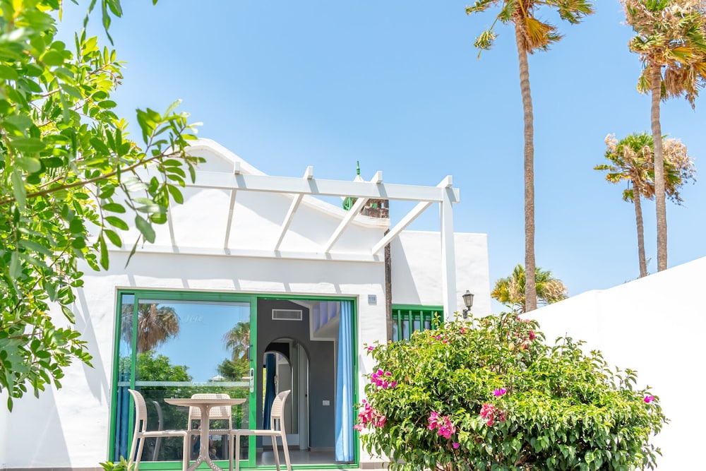Hyde Park Lane — Hotel building in Puerto del Carmen, Canary Islands