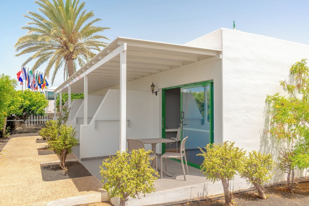 Hyde Park Lane — Hotel building in Puerto del Carmen, Canary Islands