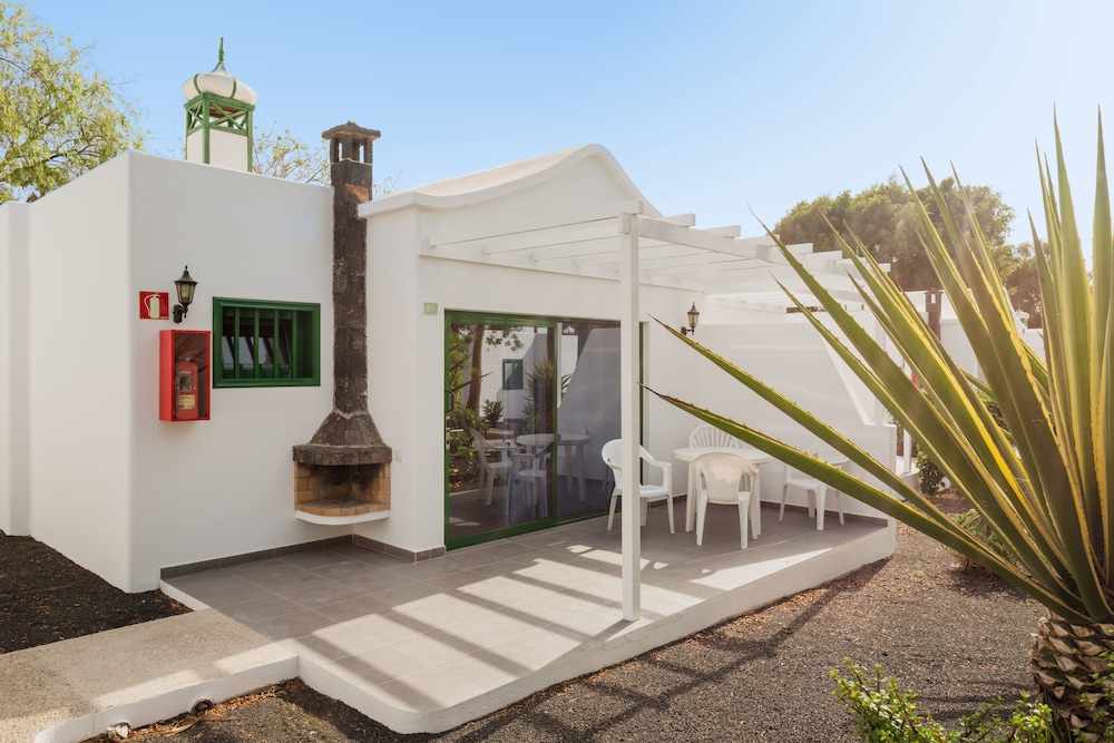 Hyde Park Lane — Hotel building in Puerto del Carmen, Canary Islands