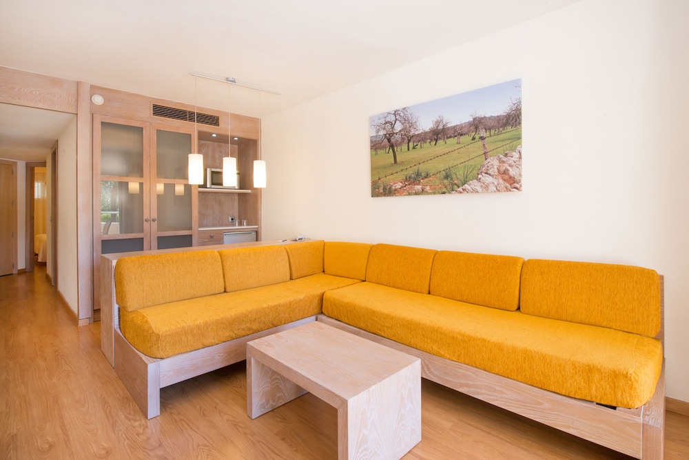 Iberostar Waves Pinos Park — Hotel rooms in Capdepera, Balearic Islands