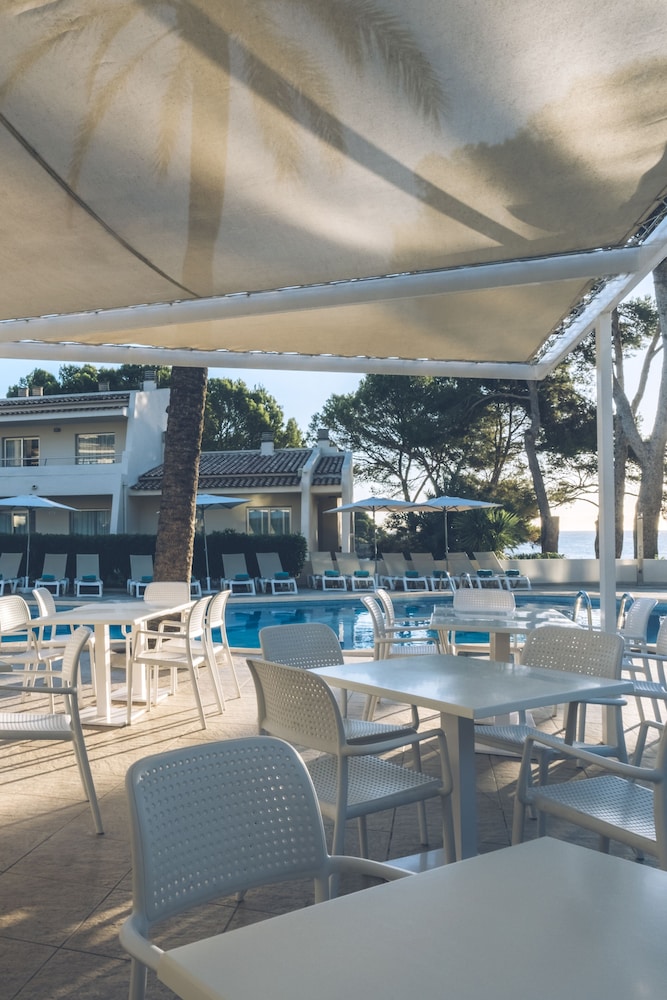 Iberostar Waves Pinos Park — Swimming pool in Capdepera, Balearic Islands