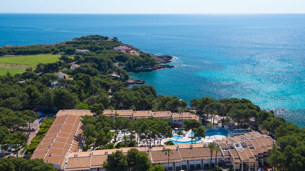 Iberostar Waves Pinos Park — Hotel building in Capdepera, Balearic Islands