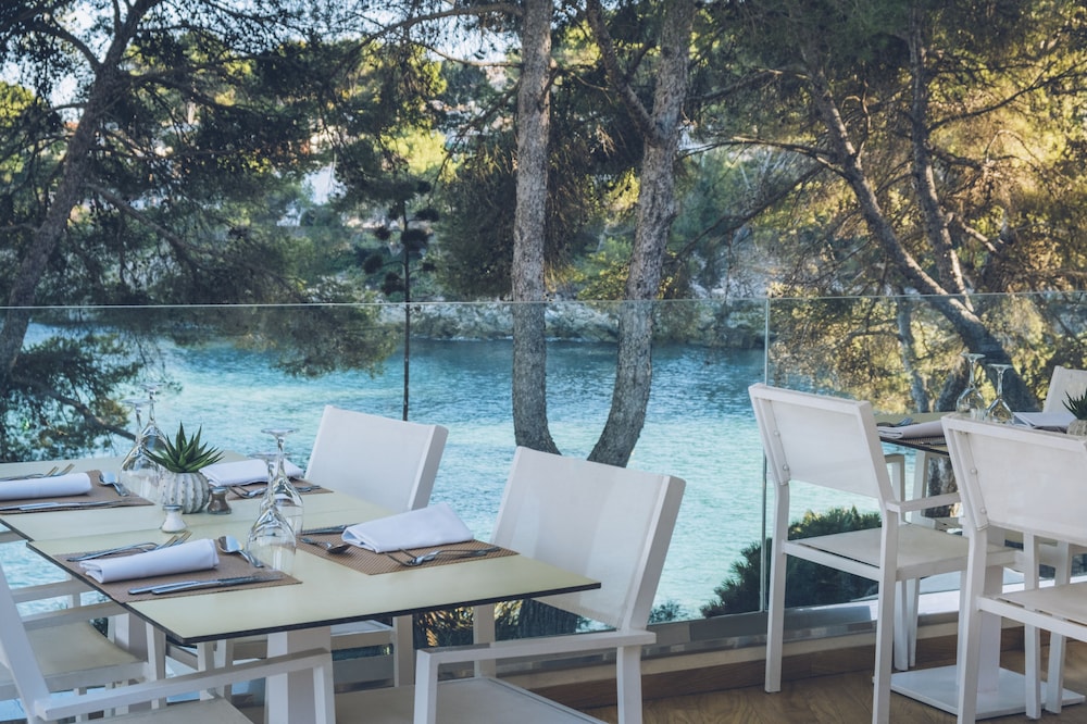 Iberostar Waves Pinos Park — Restaurant & bars in Capdepera, Balearic Islands