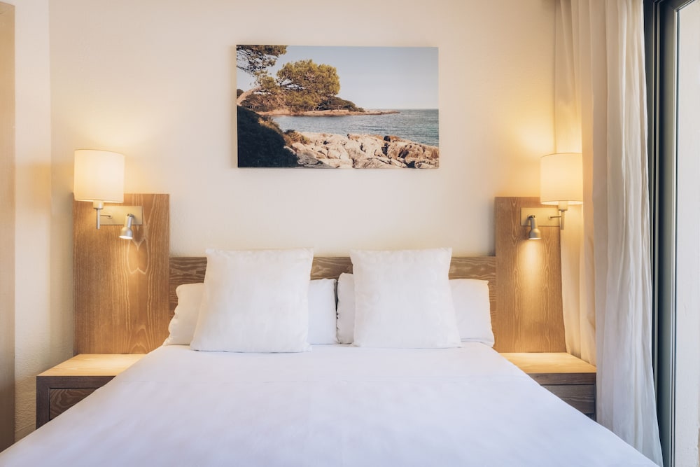 Iberostar Waves Pinos Park — Hotel rooms in Capdepera, Balearic Islands
