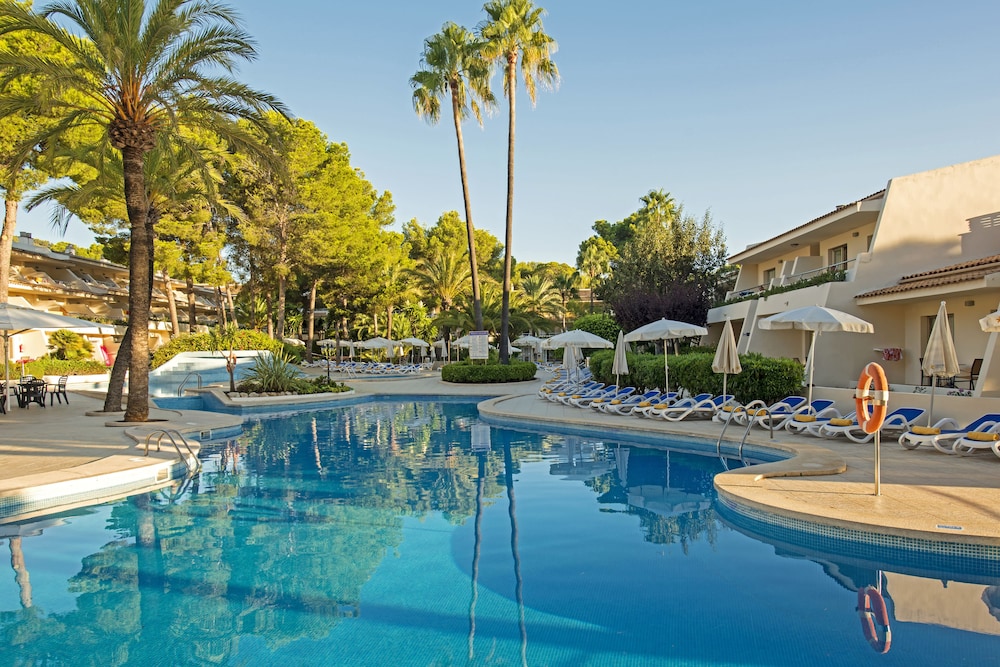Iberostar Waves Pinos Park — Swimming pool in Capdepera, Balearic Islands