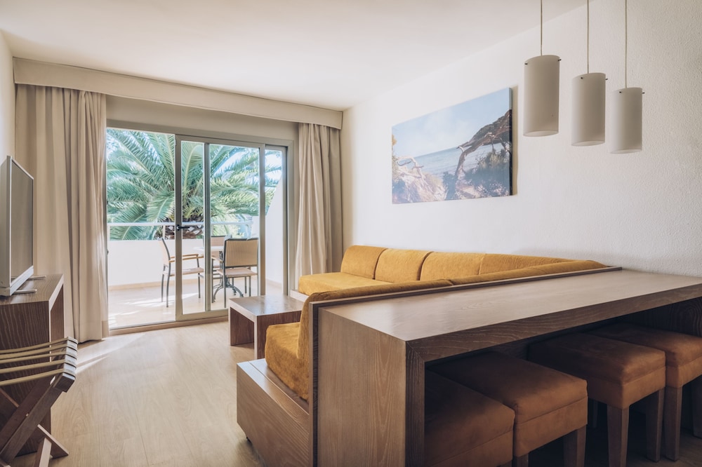 Iberostar Waves Pinos Park — Hotel rooms in Capdepera, Balearic Islands
