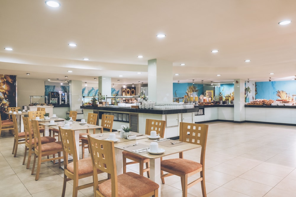 Iberostar Waves Pinos Park — Restaurant & bars in Capdepera, Balearic Islands
