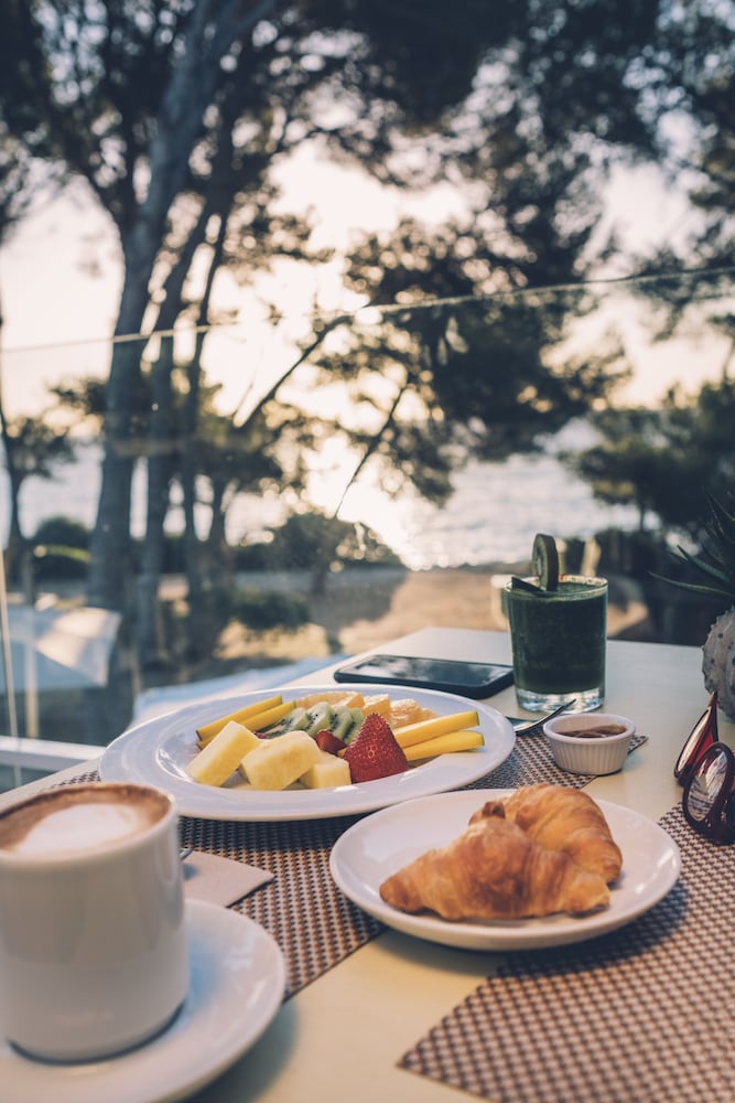 Iberostar Waves Pinos Park — Restaurant & bars in Capdepera, Balearic Islands