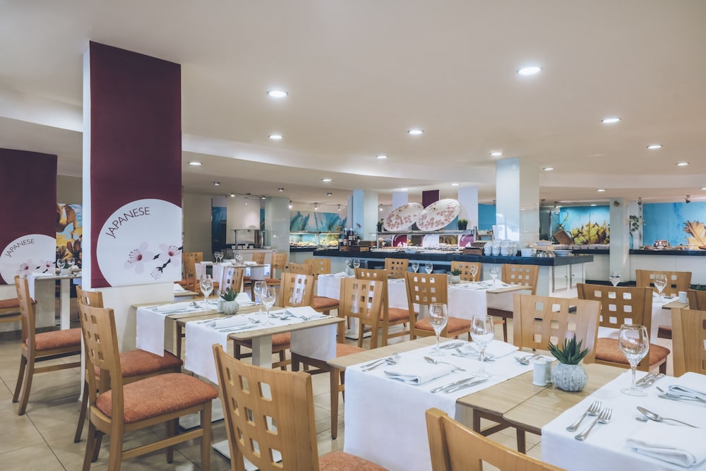 Iberostar Waves Pinos Park — Restaurant & bars in Capdepera, Balearic Islands
