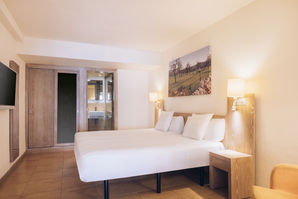 Iberostar Waves Pinos Park — Hotel rooms in Capdepera, Balearic Islands