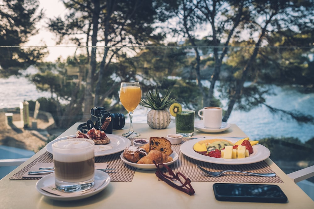 Iberostar Waves Pinos Park — Restaurant & bars in Capdepera, Balearic Islands