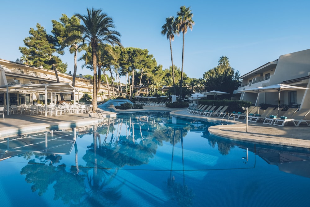 Iberostar Waves Pinos Park — Swimming pool in Capdepera, Balearic Islands