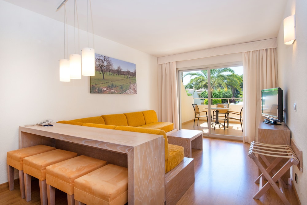 Iberostar Waves Pinos Park — Hotel rooms in Capdepera, Balearic Islands