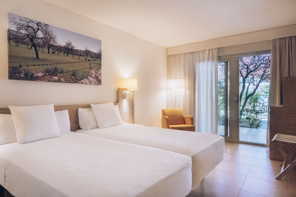 Iberostar Waves Pinos Park — Hotel rooms in Capdepera, Balearic Islands