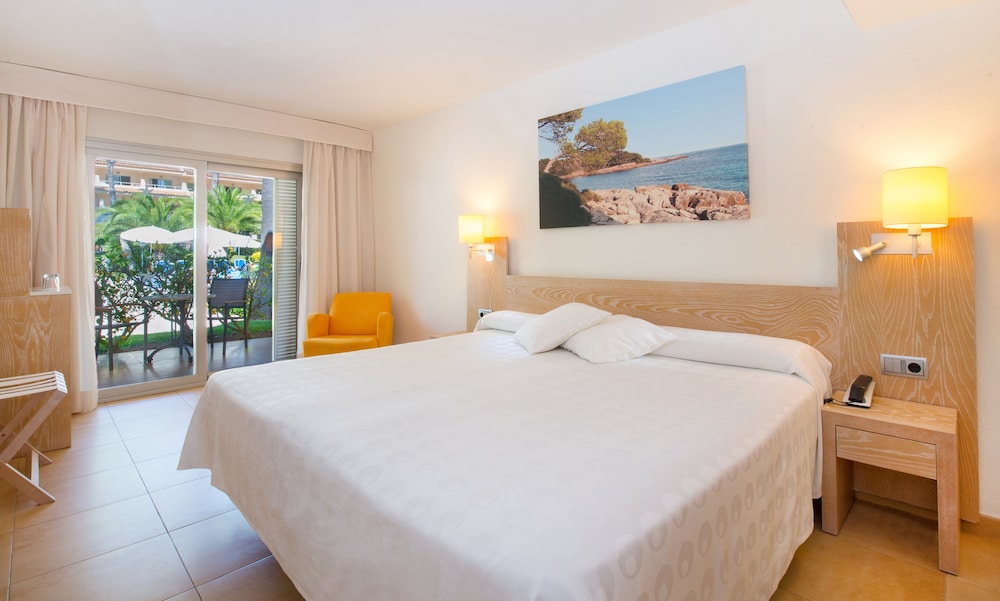 Iberostar Waves Pinos Park — Hotel rooms in Capdepera, Balearic Islands