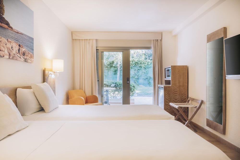 Iberostar Waves Pinos Park — Hotel rooms in Capdepera, Balearic Islands
