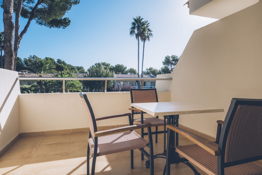 Iberostar Waves Pinos Park — Hotel rooms in Capdepera, Balearic Islands
