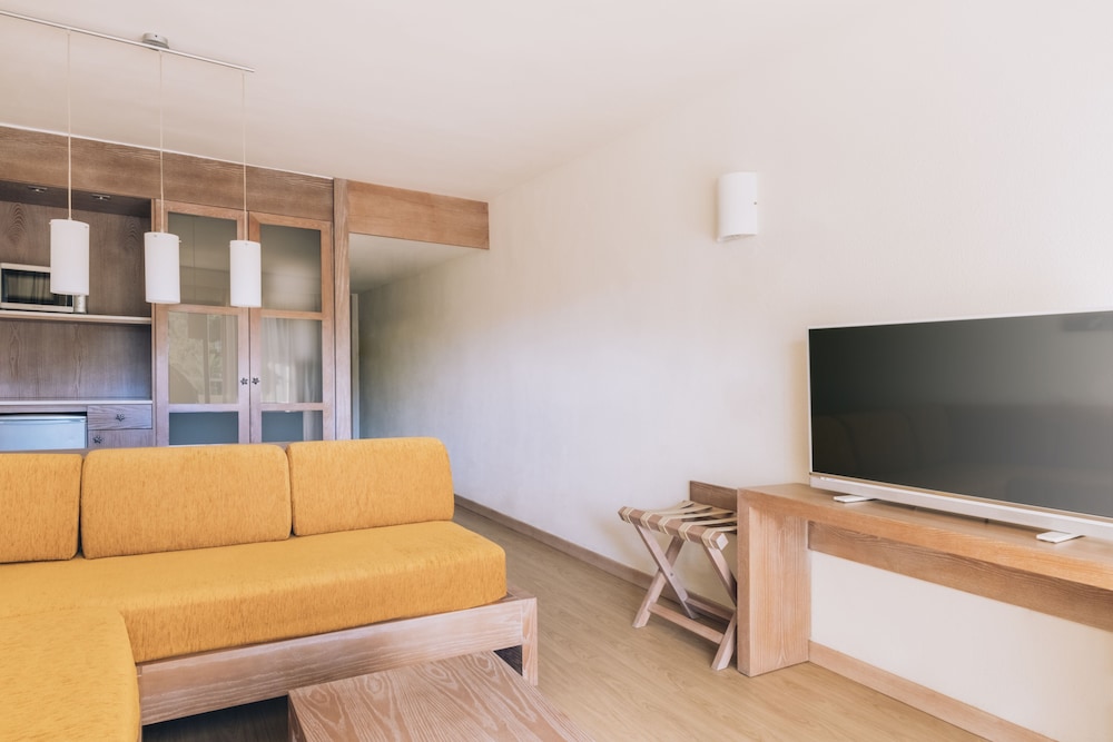 Iberostar Waves Pinos Park — Hotel rooms in Capdepera, Balearic Islands
