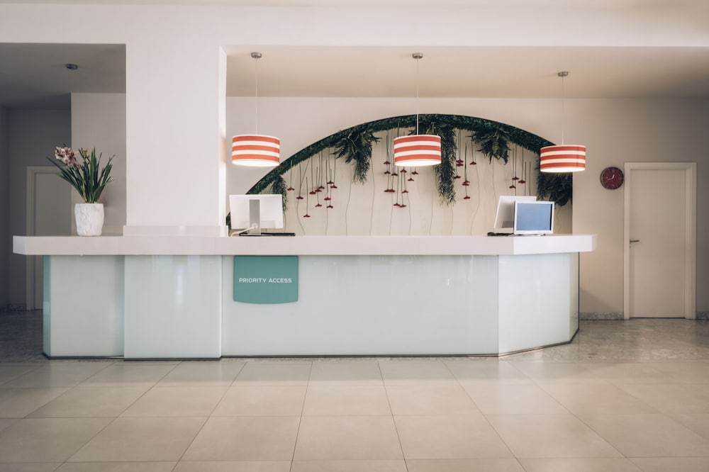 Iberostar Waves Pinos Park — Hotel building in Capdepera, Balearic Islands