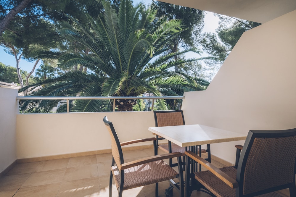 Iberostar Waves Pinos Park — Hotel rooms in Capdepera, Balearic Islands