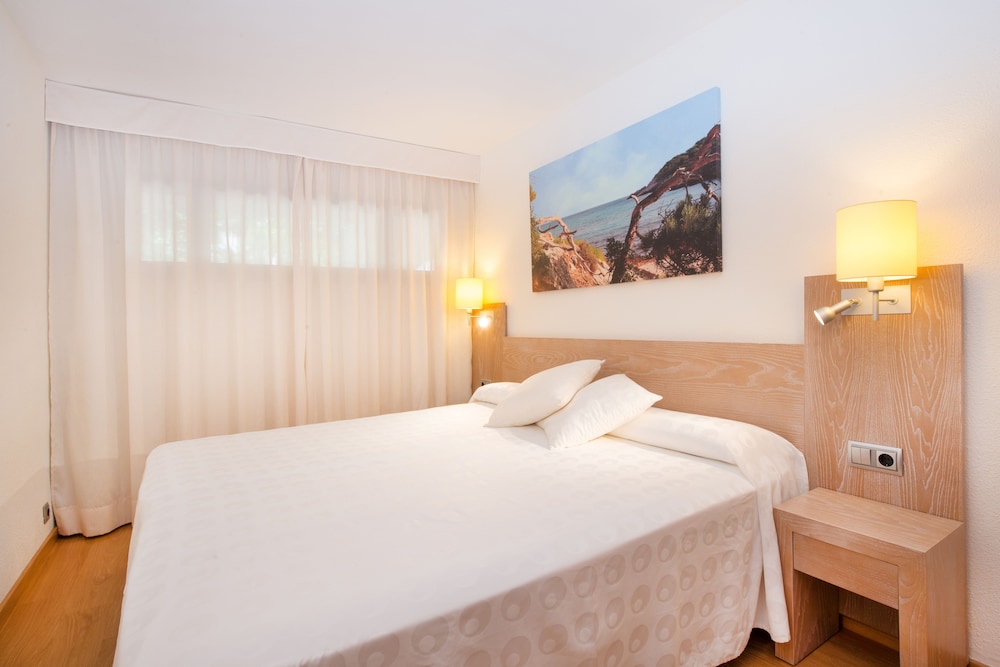 Iberostar Waves Pinos Park — Hotel rooms in Capdepera, Balearic Islands