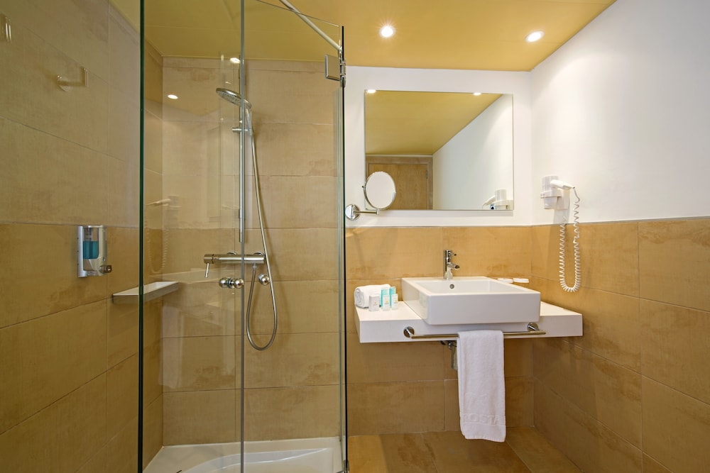 Iberostar Waves Pinos Park — Hotel rooms in Capdepera, Balearic Islands