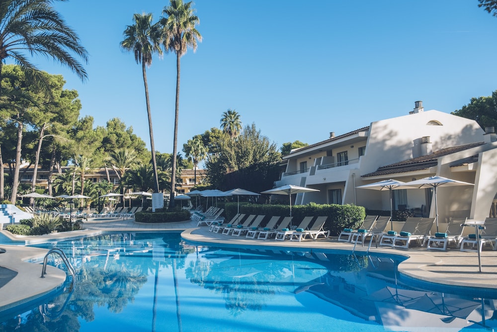 Iberostar Waves Pinos Park — Swimming pool in Capdepera, Balearic Islands