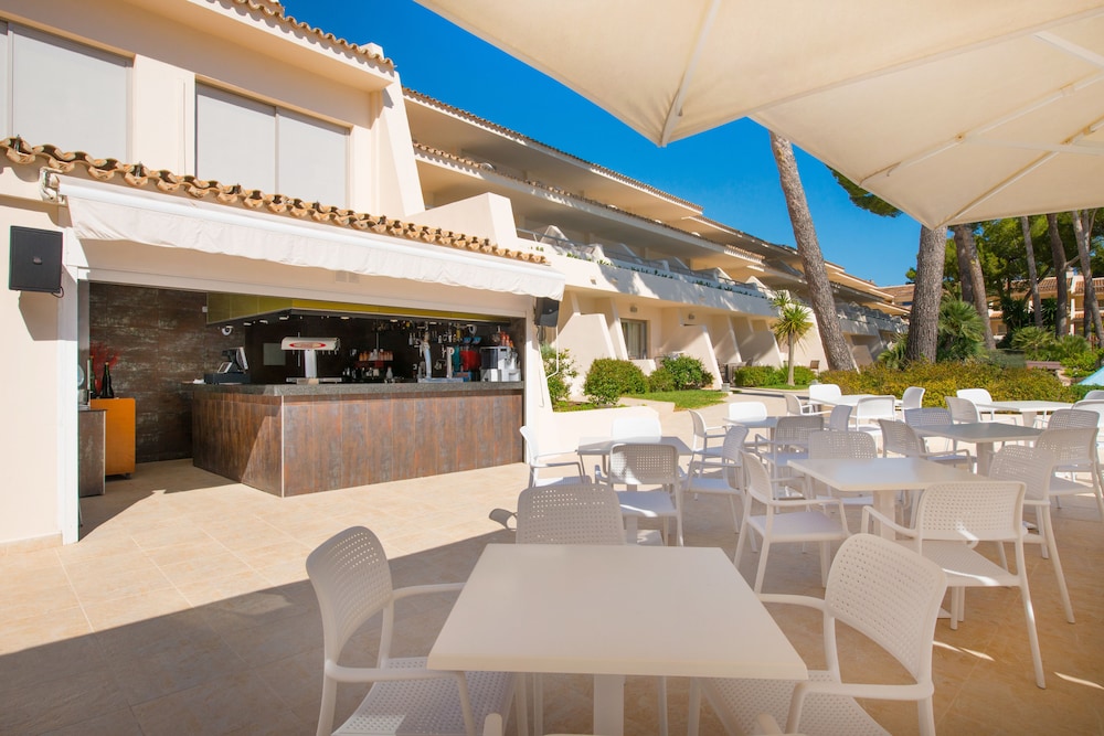 Iberostar Waves Pinos Park — Restaurant & bars in Capdepera, Balearic Islands