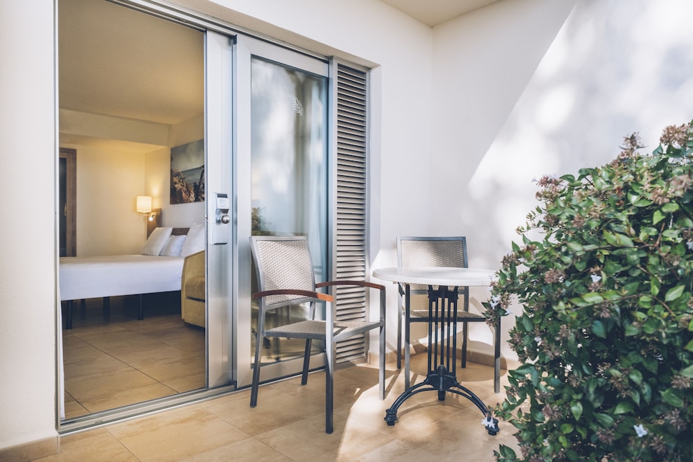 Iberostar Waves Pinos Park — Hotel rooms in Capdepera, Balearic Islands