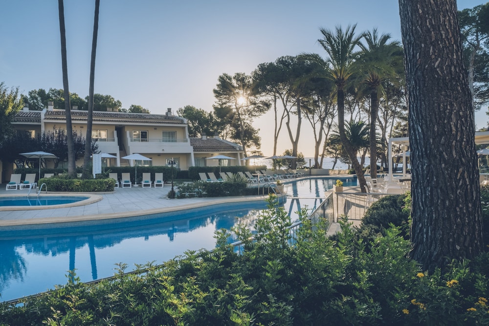 Iberostar Waves Pinos Park — Swimming pool in Capdepera, Balearic Islands