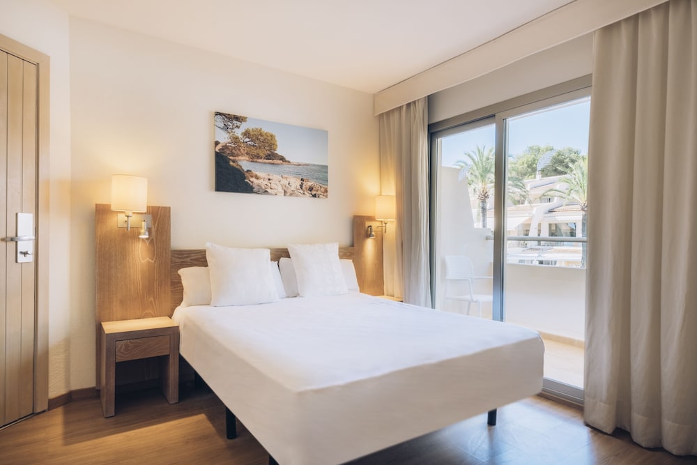 Iberostar Waves Pinos Park — Hotel rooms in Capdepera, Balearic Islands