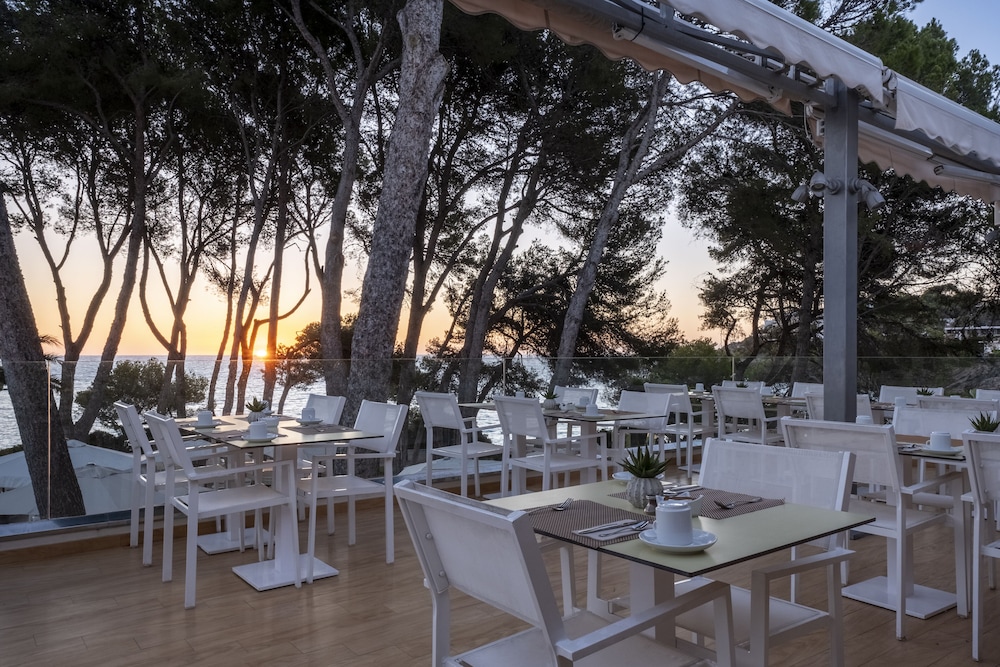 Iberostar Waves Pinos Park — Restaurant & bars in Capdepera, Balearic Islands