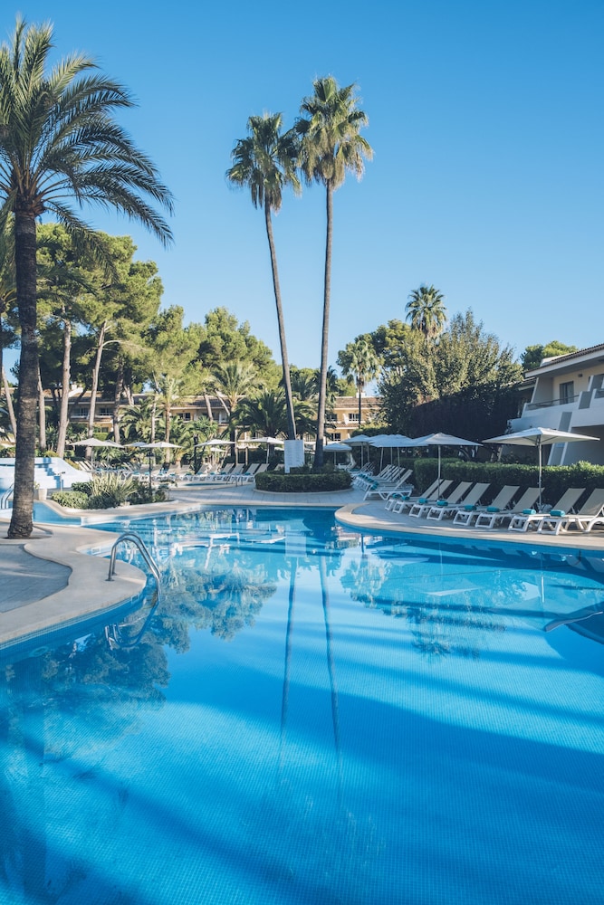 Iberostar Waves Pinos Park — Swimming pool in Capdepera, Balearic Islands