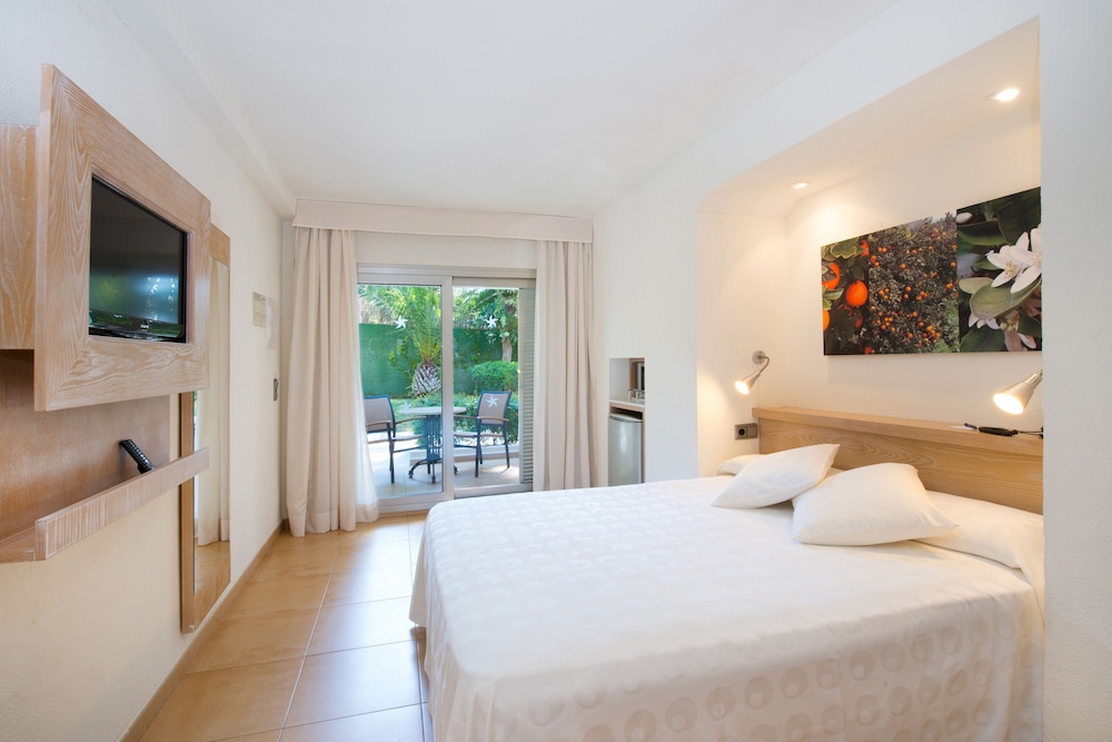 Iberostar Waves Pinos Park — Hotel rooms in Capdepera, Balearic Islands