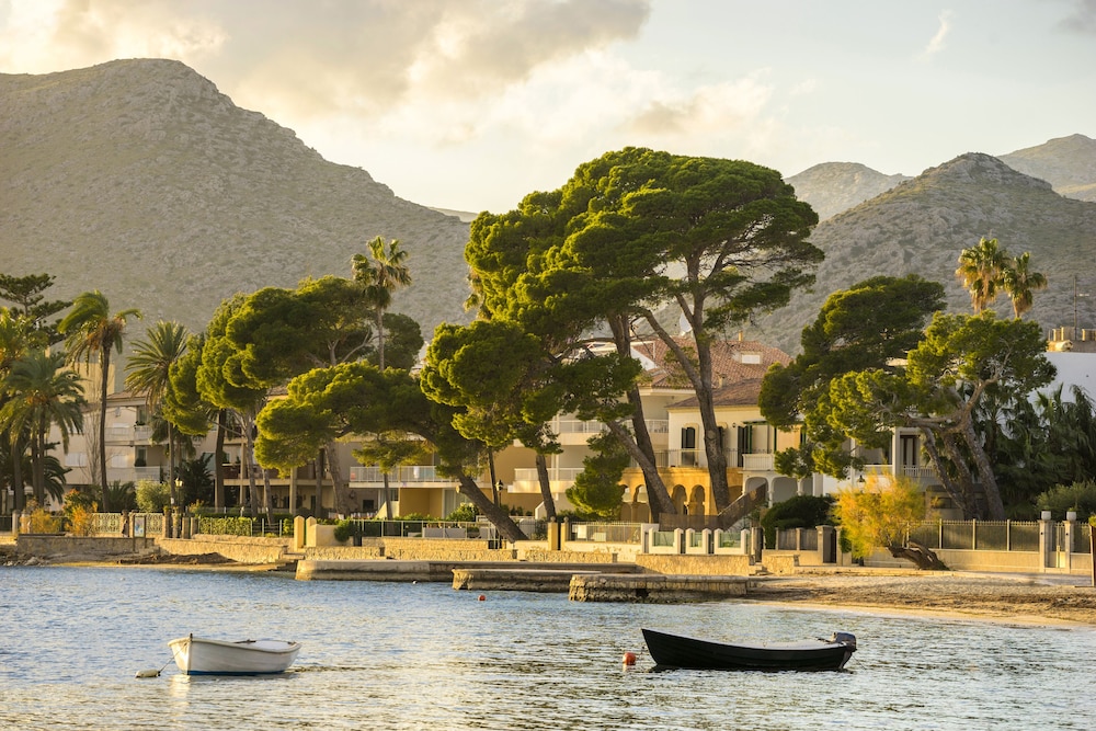 Hotel Illa D'Or — Hotel building in Puerto Pollensa, Balearic Islands