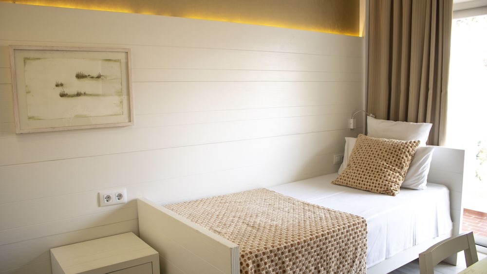 Hotel Illa D'Or — Hotel rooms in Puerto Pollensa, Balearic Islands