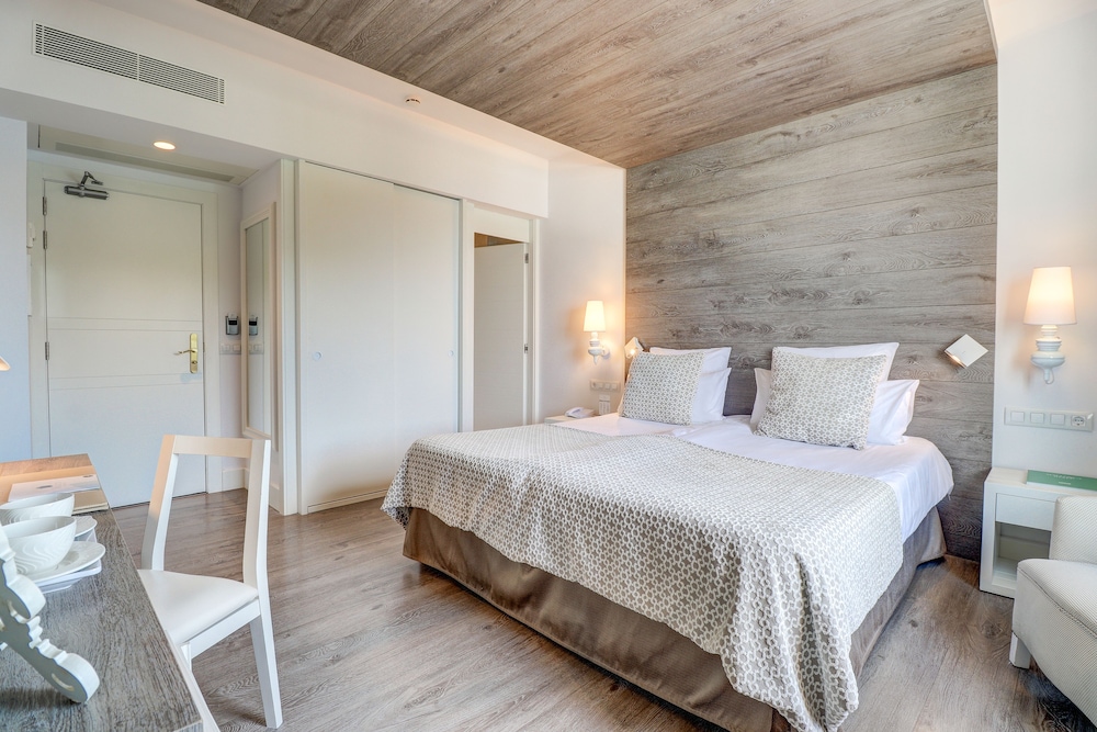 Hotel Illa D'Or — Hotel rooms in Puerto Pollensa, Balearic Islands