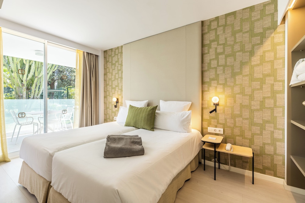 Hotel Illa D'Or — Hotel rooms in Puerto Pollensa, Balearic Islands