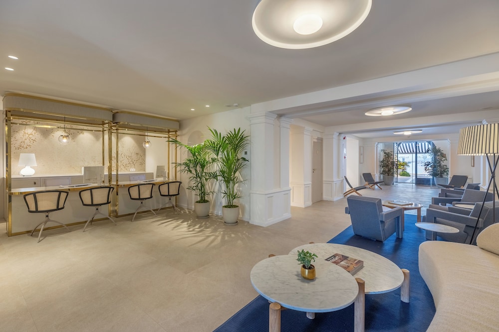 Hotel Illa D'Or — Hotel building in Puerto Pollensa, Balearic Islands
